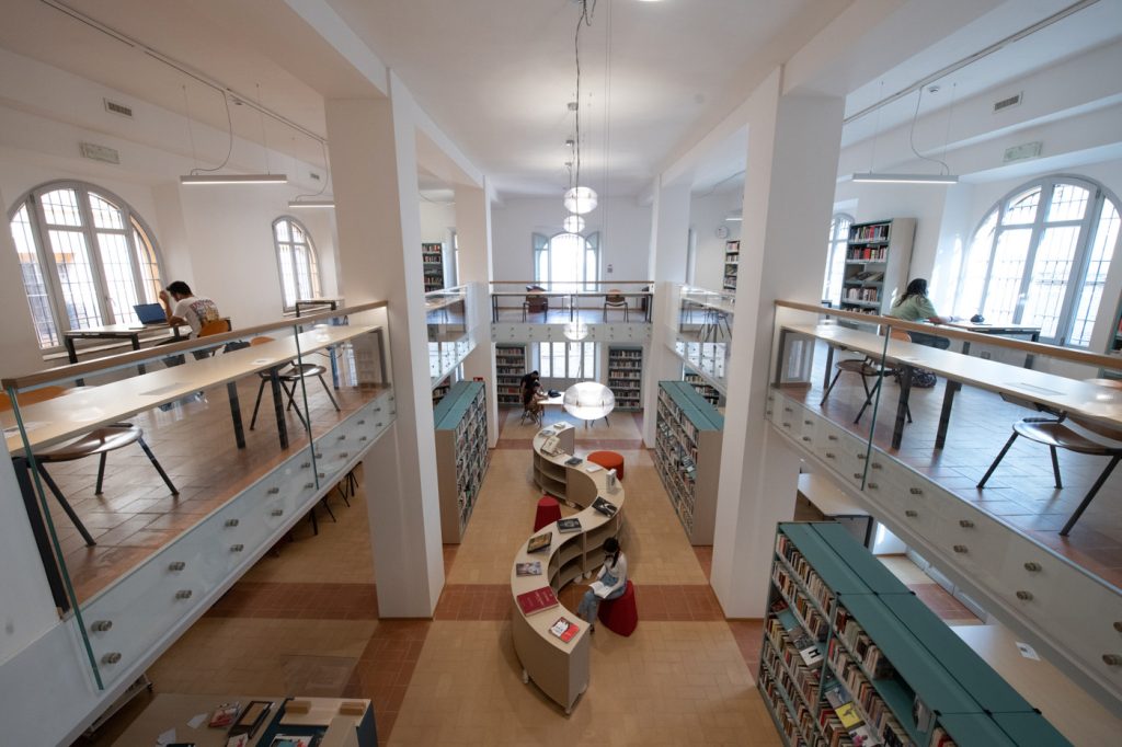 La sala consultazione della Biblioteca Mozzi Borgetti - Musei Macerata