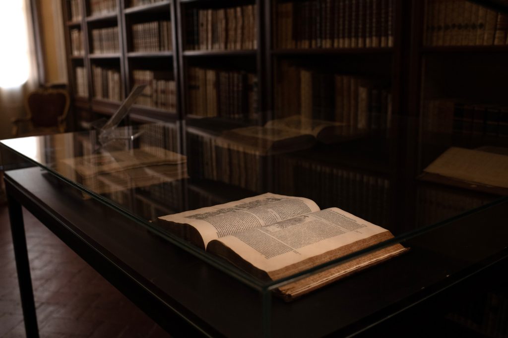 I volumi storici della biblioteca Mozzi Borgetti - Musei Macerata